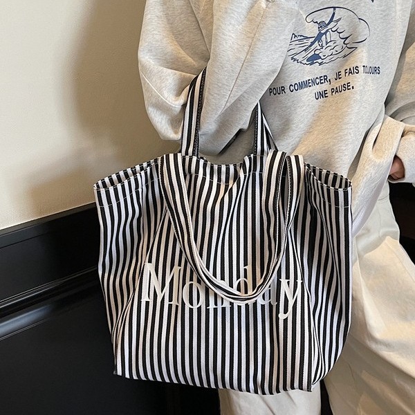 A new Korean-style, versatile and fashionable striped single-shoulder bag with a large capacity for students to carry to class full figure