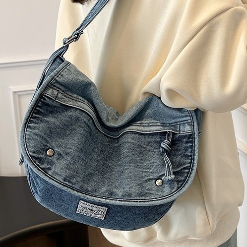 New versatile and cute single-shoulder bag, denim large-capacity single-shoulder crescent-shaped bag, casual and trendy crossbody bag with a sense of design Application Scenario