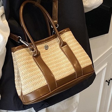 Women's large-capacity woven bag 2025 new style trendy beach vacation single-shoulder bag, hand-held crossbody bucket bag, straw woven bag Application Scenario
