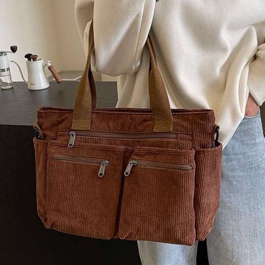 Fashionable new multi-pocket tote bag, a niche and versatile commuting handbag, sturdy and durable, large-capacity single-shoulder crossbody bag Application Scenario