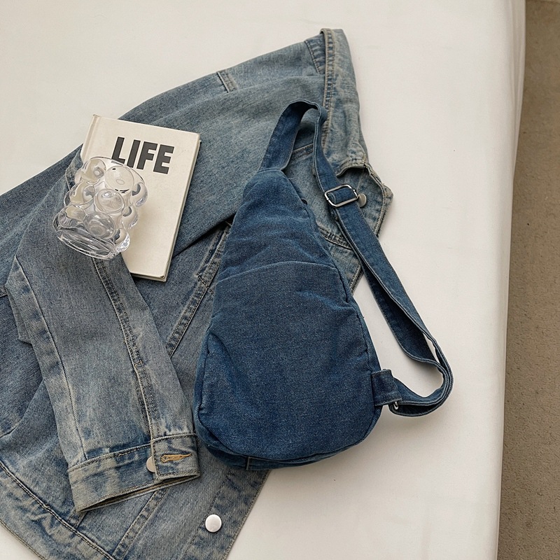 Denim fashion crossbody small bag for women 2024 new winter niche design Versatile chest bag for commuting single-shoulder bag Application Scenario