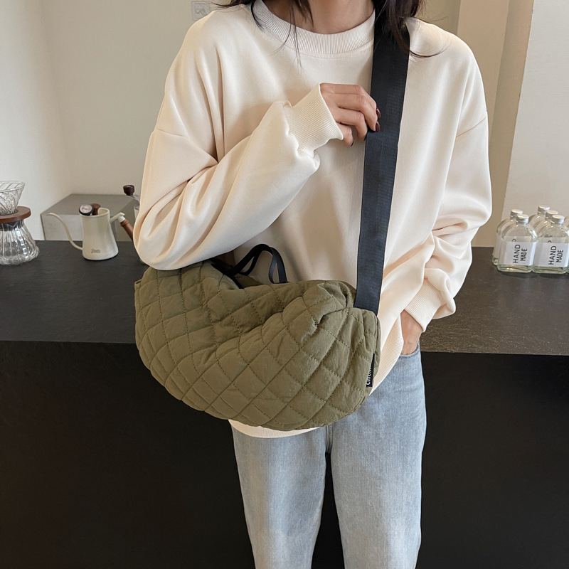 Japanese-style laid-back large-capacity sports single-shoulder bag for female students to carry in class, diamond-patterned embroidered thread dumpling bag details Picture