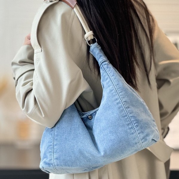High-end denim tote bag for women, new summer 2025, niche casual commuting underarm bag, crossbody single-shoulder bag Application Scenario