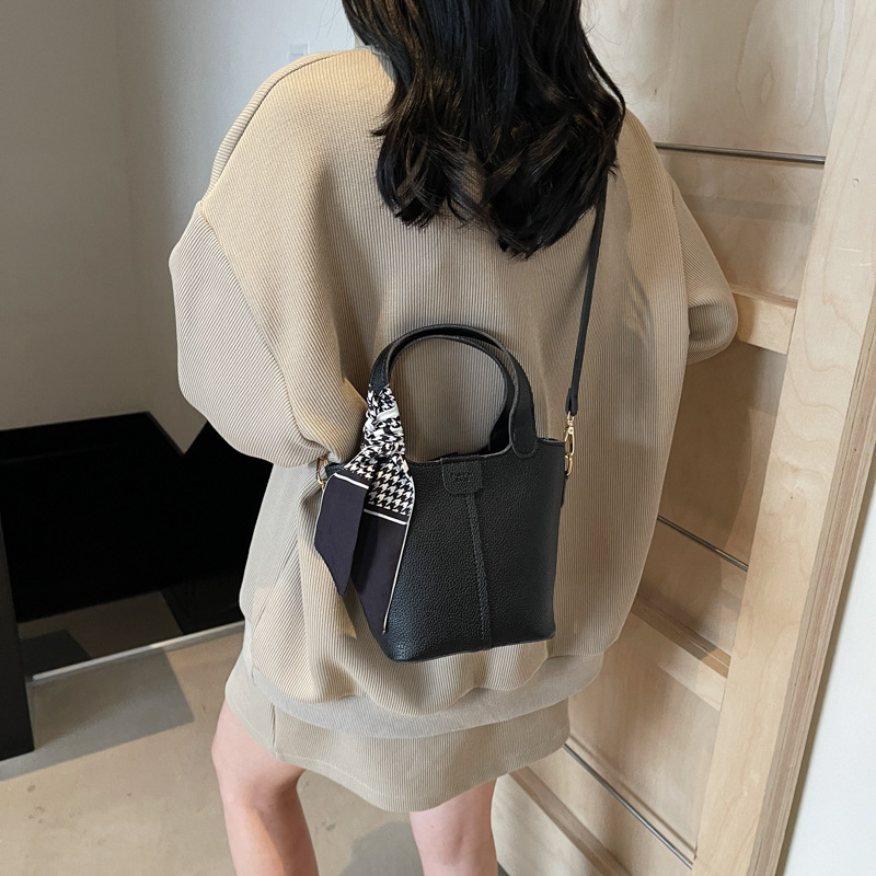 2025 Summer New fashion handbag, Korean-style vegetable basket bucket bag, high-end single-shoulder bag, versatile crossbody bag Application Scenario