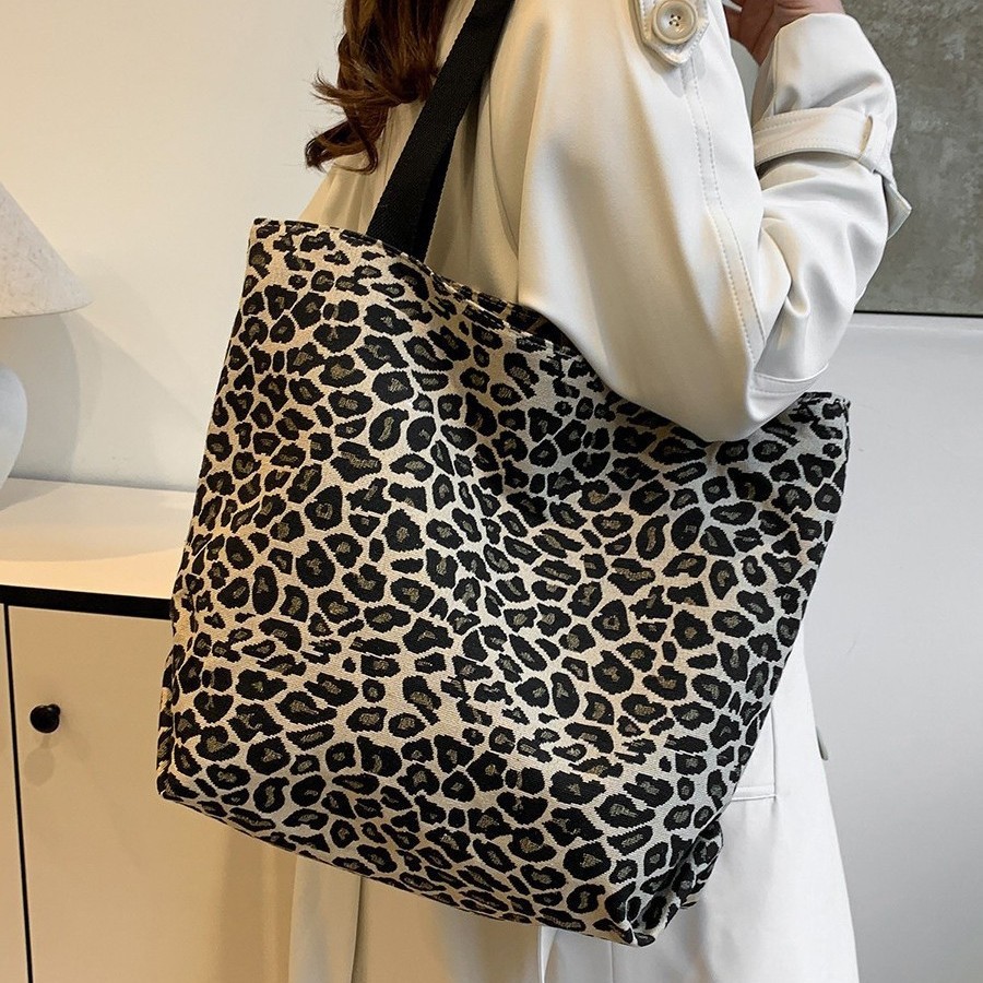 New large-capacity leopard print single-shoulder bag, student class bag, work commuting casual bag, fashionable and artistic underarm bag full figure