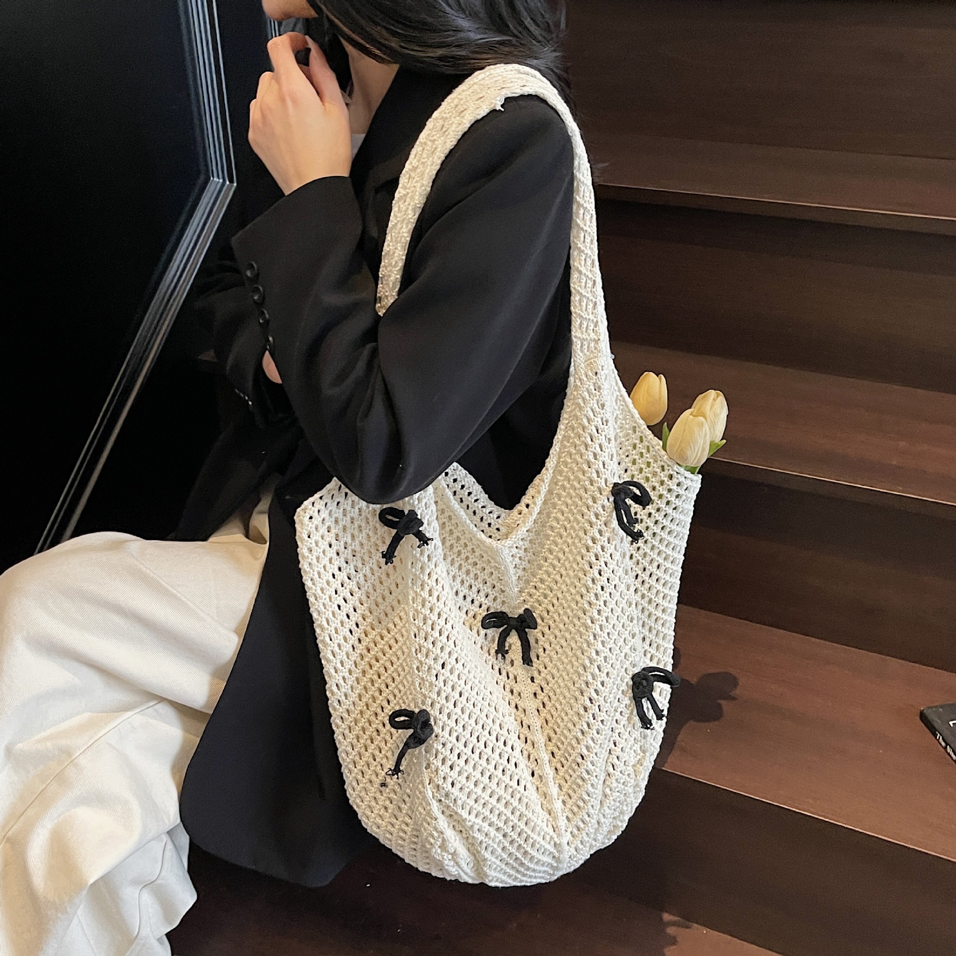 Lazy style large-capacity knitted tote bag for women, casual and versatile, bow niche woven bag, beach bag Application Scenario