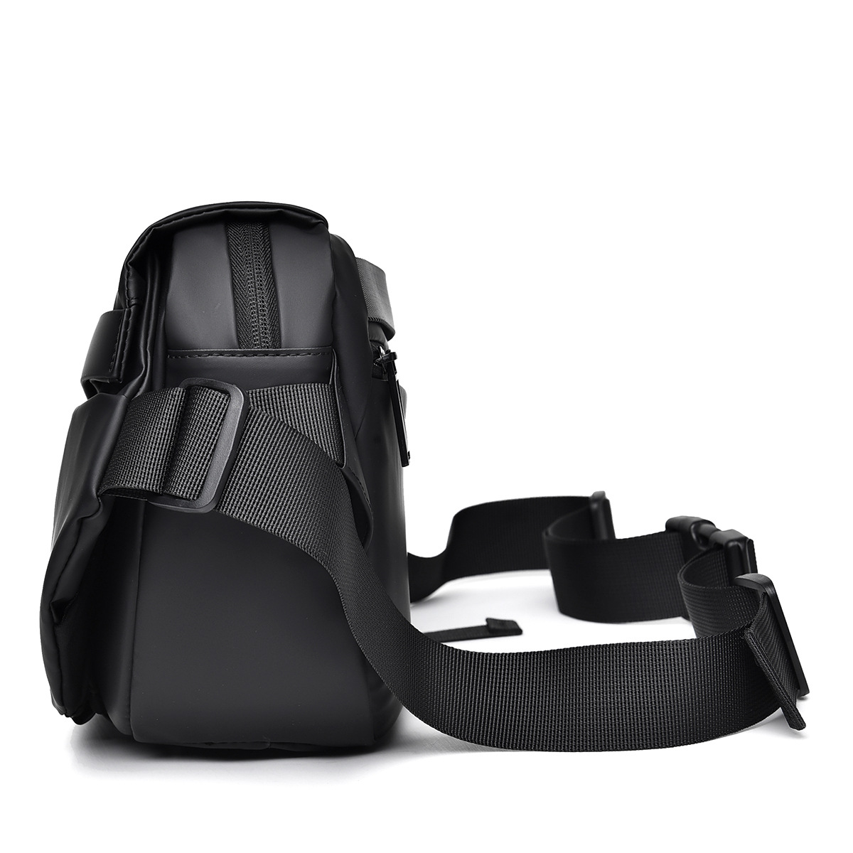 The new cross-border men's crossbody bag is simple yet sophisticated, with a large capacity, lightweight, outdoor casual single-shoulder bag and a fashionable chest bag details Picture