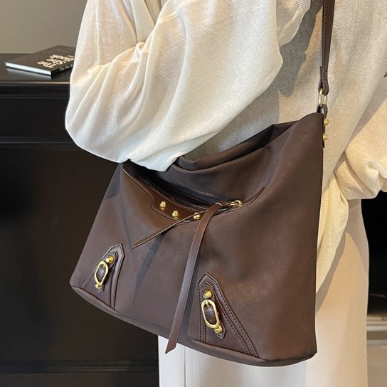 A retro and versatile large-capacity underarm tote bag for women, a new 2024 autumn and winter fashion single-shoulder commuter bag Specification drawing
