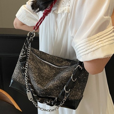 The trendy and best-selling denim bag for women exudes a sense of sophistication. The fashionable single-shoulder bag and the new commuter style of the Hundred-tower crossbody bag Application Scenario