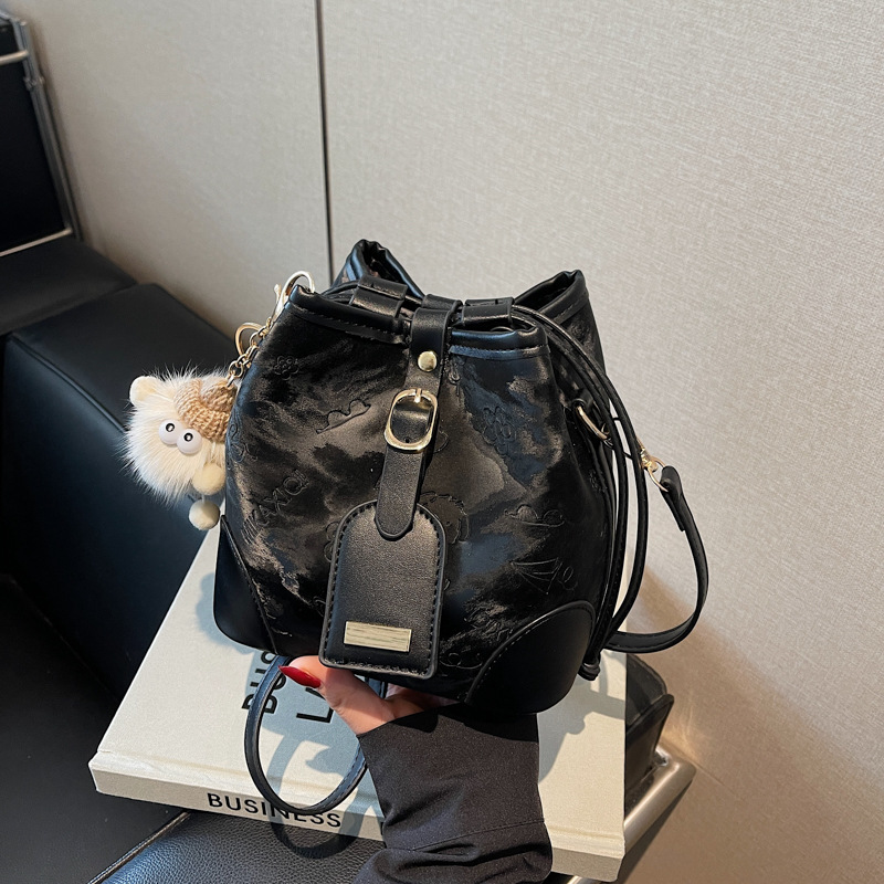 The color-blocking bucket bag is a new trendy and fashionable single-shoulder bag for women in 2025. It is a casual and versatile Korean-style crossbody bag with a patchwork texture Specification drawing