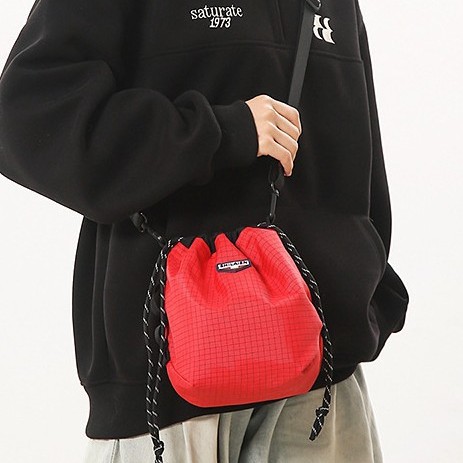 A new style of small shoulder bag with a unique drawstring neckline, a distinctive single-shoulder phone bag, a workwear Japanese-style small bag details Picture