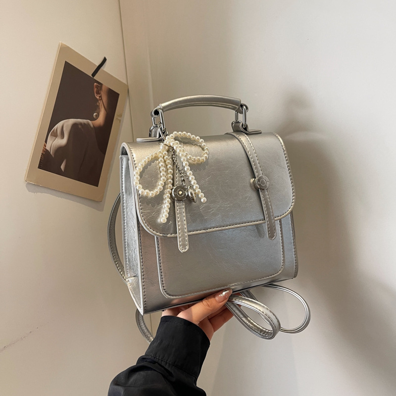The 2024 new style of the "Bag Girl" is a trendy Korean-style commuting American retro hot girl solid-color fashionable single-shoulder crossbody handbag details Picture