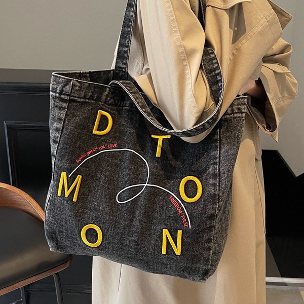 A versatile new large-capacity tote bag for classes, a trendy and casual single-shoulder bag made of denim for students, and a commuting bag Specification drawing