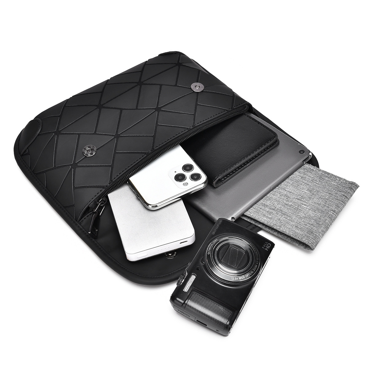 Fashionable men's crossbody bag, casual street trend, versatile shoulder bag, chest bag, high-end feel, daily commuting backpack Application Scenario