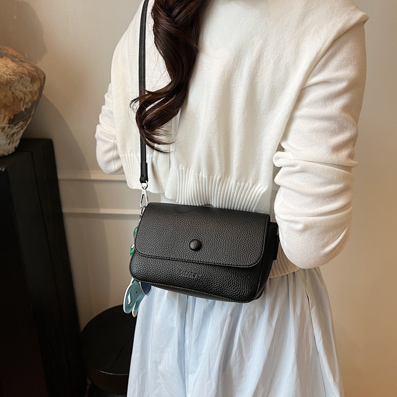 The 2025 new high-end, stylish, casual and versatile commuter single-shoulder bag is a solid color crossbody bag that is both stylish and versatile for women Application Scenario