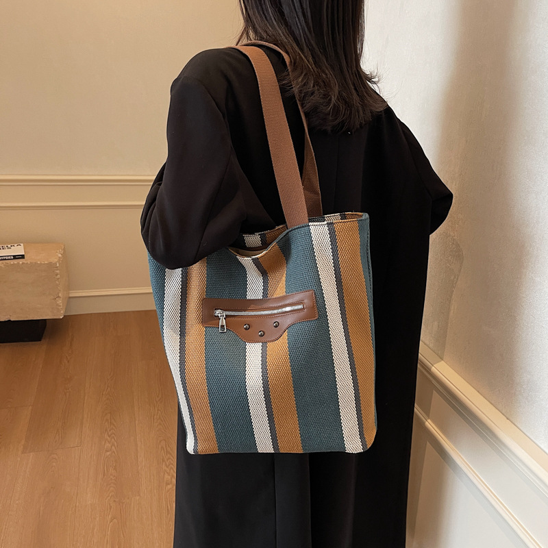 A niche striped canvas bag for women, 2024 new large-capacity commuter tote bag, versatile student single-shoulder tote bag details Picture
