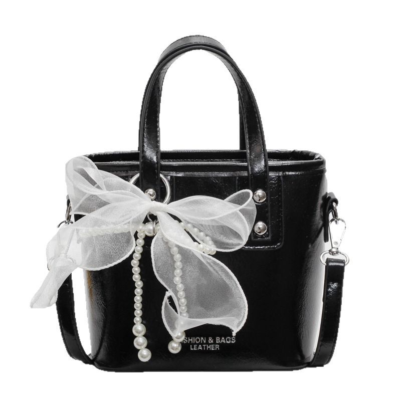 A niche retro patchwork hand-held bucket bag for women in 2025, a fashionable and trendy single-shoulder bag, a stylish and simple crossbody bag Item Picture
