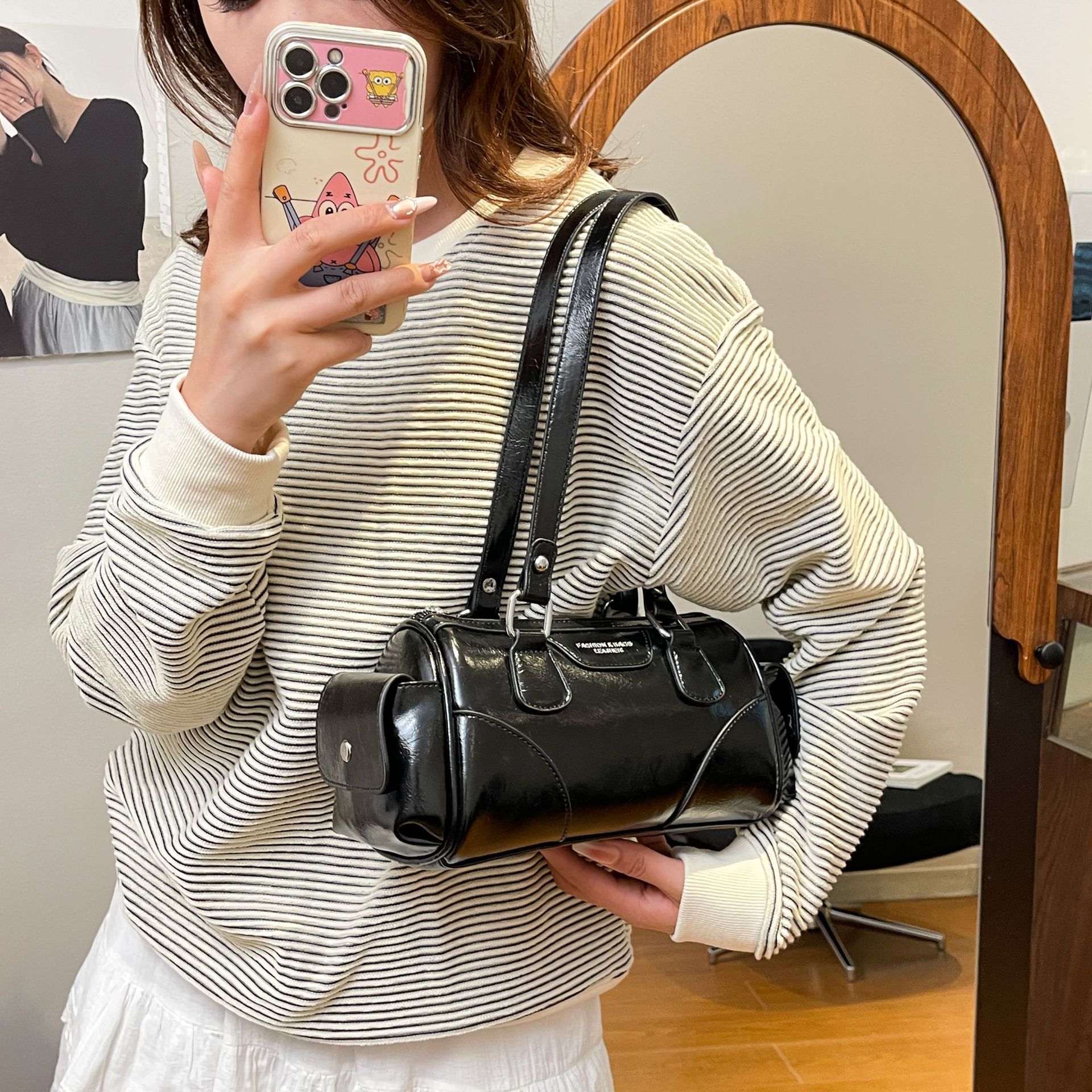Cross-border retro hand-held pillow bag for women, new high-end, simple single-shoulder bag, fashionable and stylish commuting bowling bag details Picture