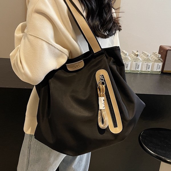 A new high-end and fashionable tote bag with a large capacity and a laid-back shoulder and armpit bag. It's a versatile and casual lady's shoulder bag for autumn and winter Application Scenario