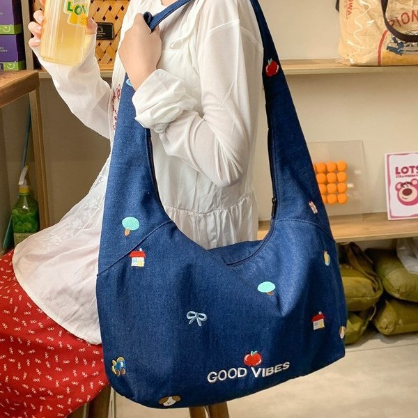 A new large-capacity student class bag with Japanese school style embroidery and a casual and artistic single-shoulder tote bag Specification drawing