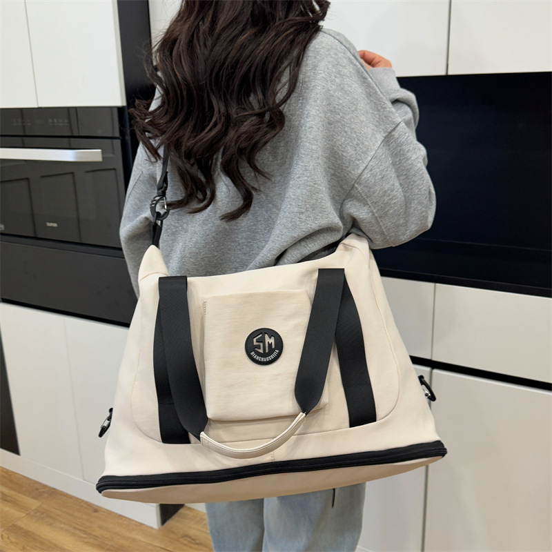 Expandable multi-functional fitness bag, yoga mat that can hold, portable exercise training bag, dry and wet separated short-distance travel bag Application Scenario