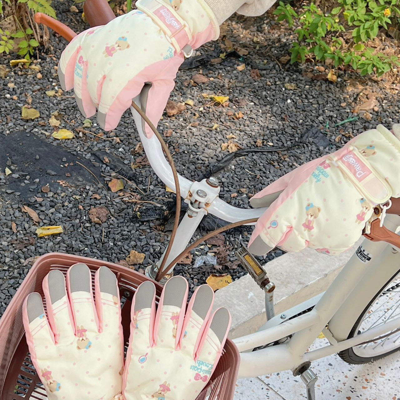 Korean version soft girl ski gloves, cute little bear winter warm fleece anti-slip outdoor windproof cycling five-finger gloves details Picture