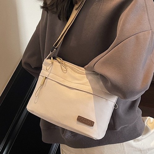 A new, water-resistant, lightweight and fashionable single-shoulder bag made of nylon fabric for women, a multi-layered crossbody bag and a casual bag that is selling well across borders Application Scenario