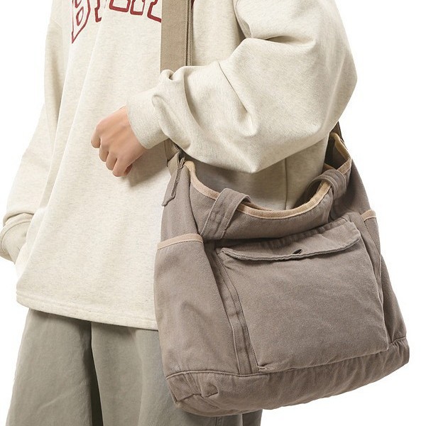 Large-capacity simple solid-color canvas bag for women, artistic and laid-back style, versatile tote bag, class bag, casual crossbody bag for men Application Scenario