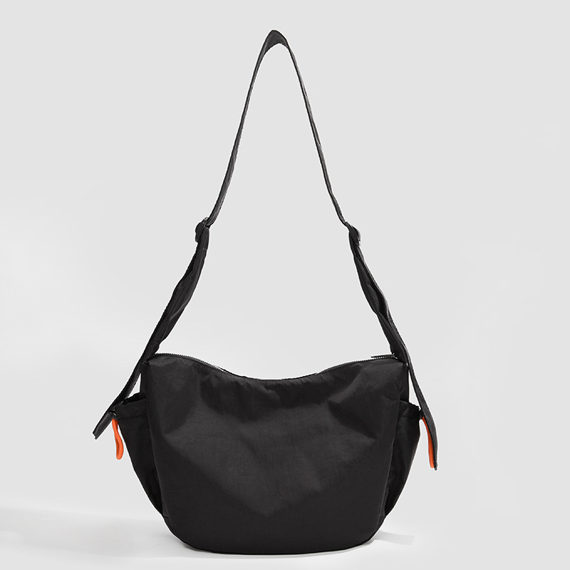A new 2024 women's casual fitness sports bag with a large capacity, lightweight single-shoulder water-resistant Oxford fabric crossbody Specification drawing