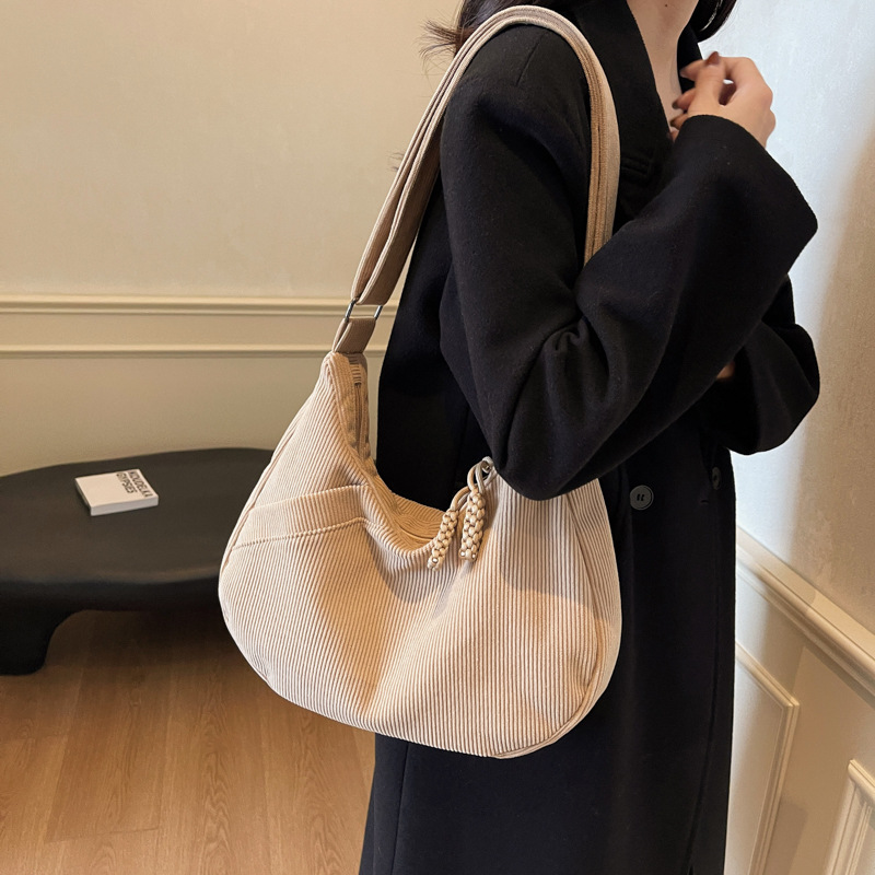 New autumn and winter fashion women's single-shoulder commuter bag, large capacity corduroy bag, women's casual student crossbody dumpling bag full figure