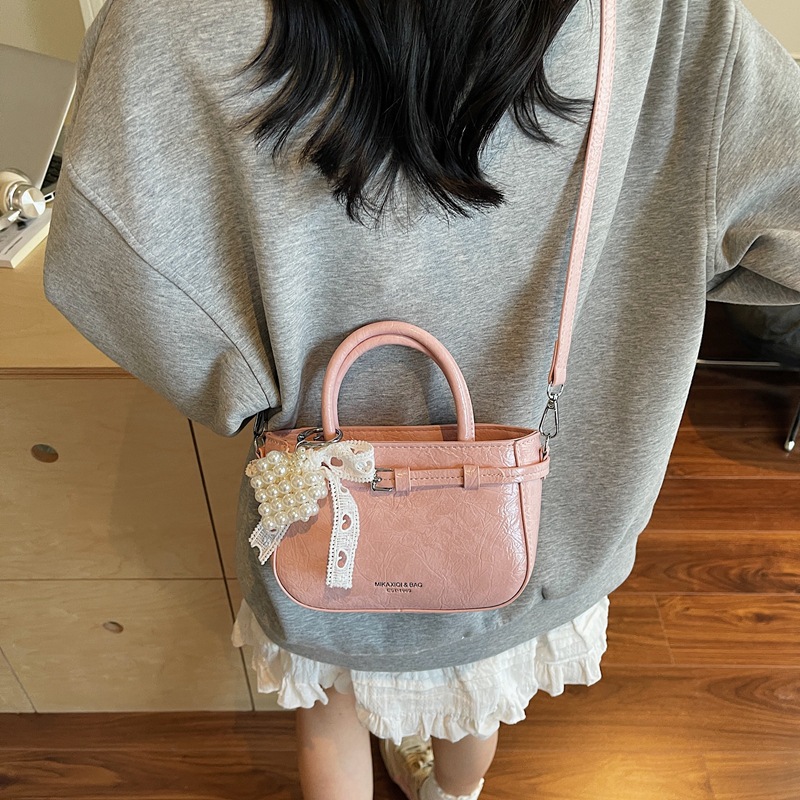 High-end handbag 2025 Summer new Korean style women's bag, versatile shoulder bag, fashionable small square bag design crossbody bag Application Scenario