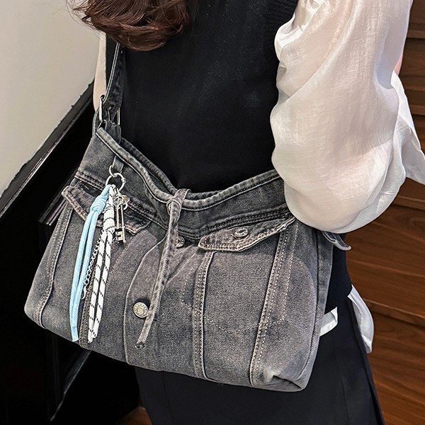 This summer retro denim tote bag exudes a dazzling and stylish vibe. It's a student casual crossbody bag for commuting to school full figure