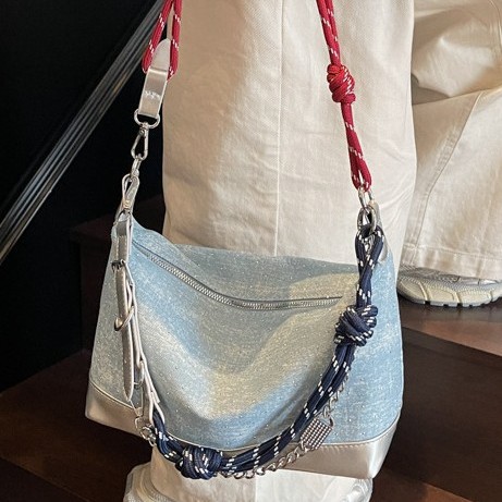 The trendy and best-selling denim bag for women exudes a sense of sophistication. The fashionable single-shoulder bag and the new commuter style of the Hundred-tower crossbody bag full figure