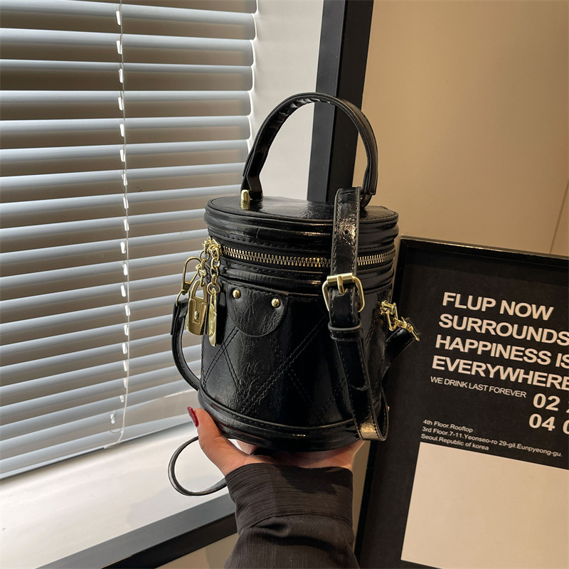 Korean style cylindrical makeup bag for women, stylish solid color single-shoulder small bag, 2024 new diamond-shaped chain bucket crossbody bag details Picture