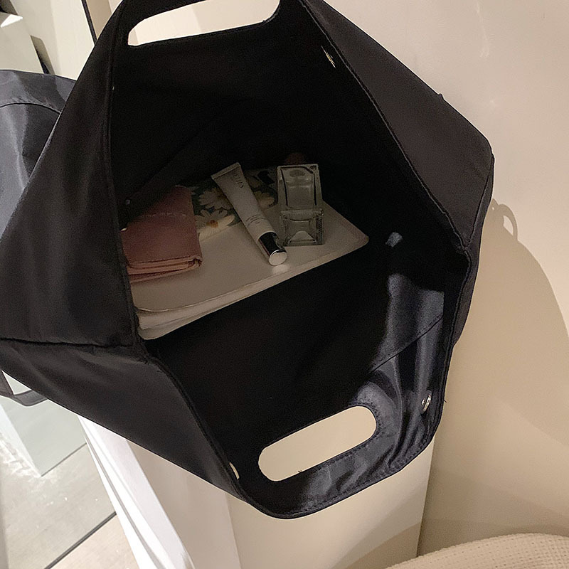 Bag Girl's 2021 new trendy and individualistic single-shoulder bag, casual nylon Hong Kong-style travel bag, large capacity and simple crossbody bag Application Scenario