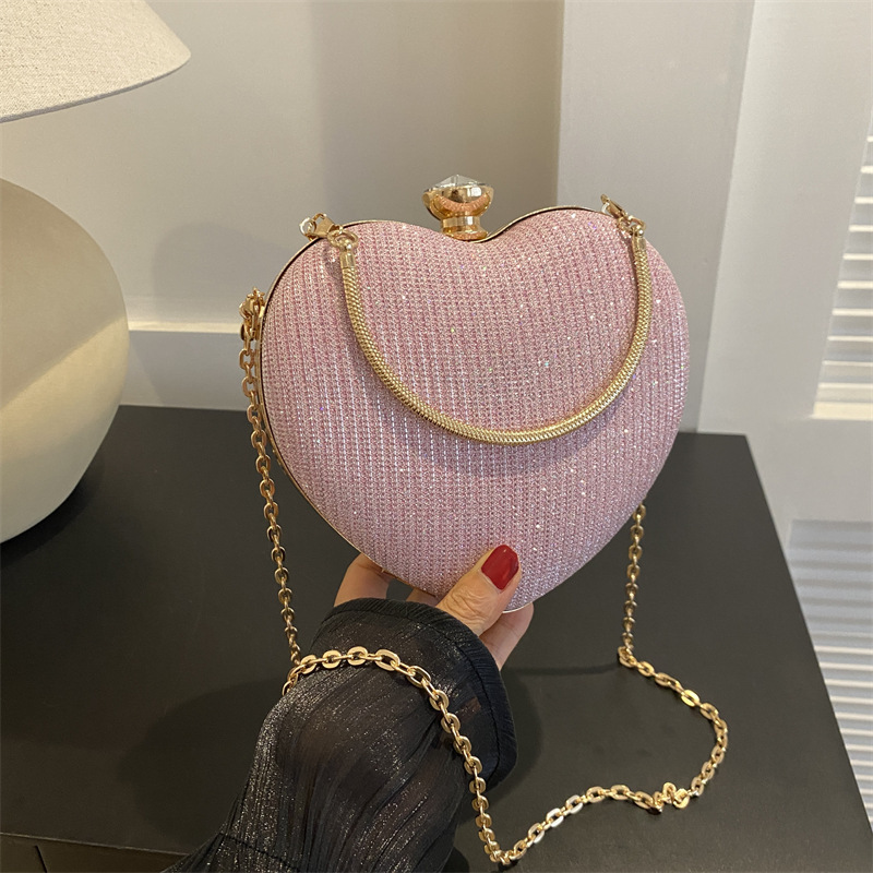 The new dinner party bag has a high-end and high-quality feel. It is a heart-shaped small bag for women, a versatile chain handbag, and can be carried diagonally on one shoulder full figure