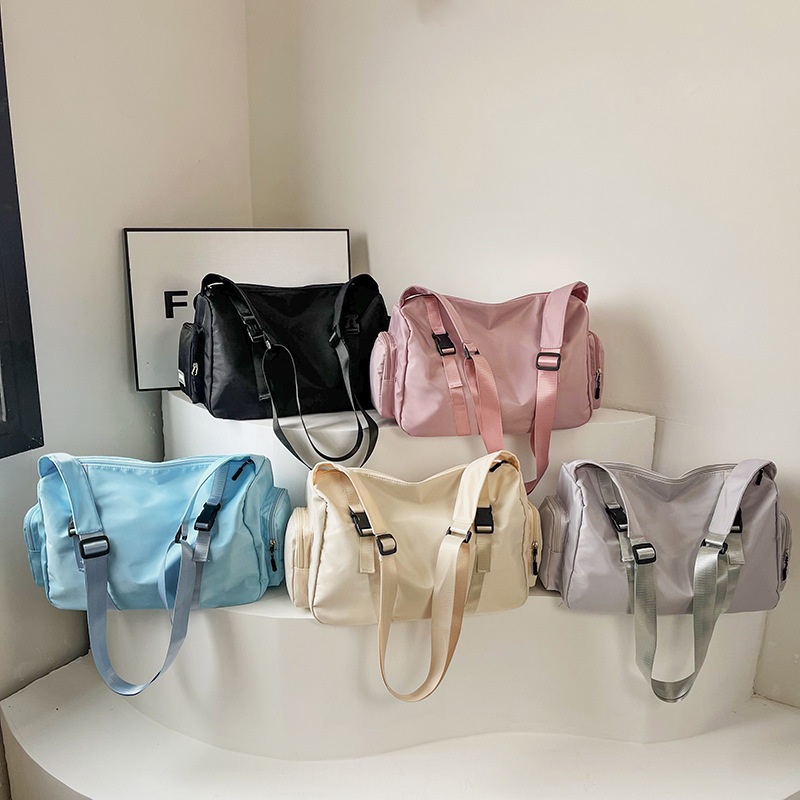 Wholesale short-distance travel bags for foreign trade, large-capacity travel bags for men and women on business trips, simple and convenient side-pocket sports and fitness bags Application Scenario