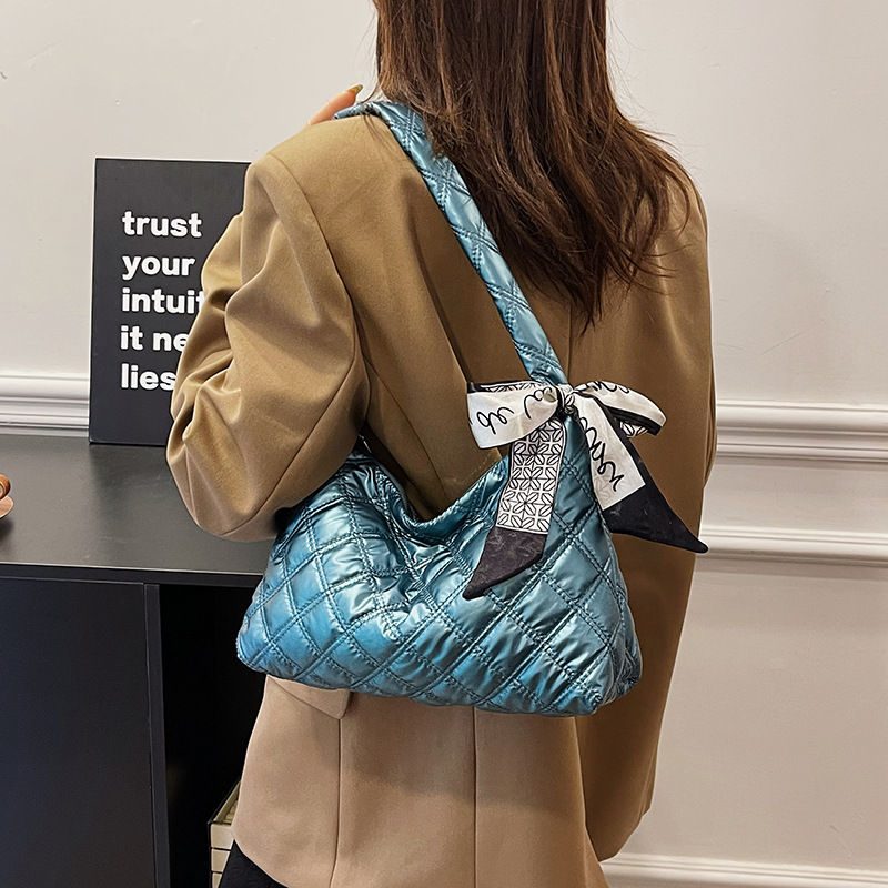 The simple diamond-shaped hand-held small square bag for women in 2025 is a fashionable and trendy single-shoulder bag with a versatile texture and is suitable for commuting under the armpits Specification drawing