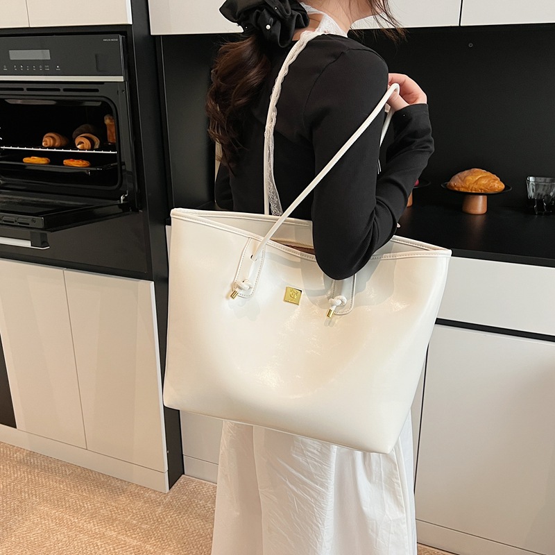 High-end, large-capacity commuter tote bag for women, 2025 new style, lacquered, versatile and fashionable single-shoulder underarm bag Specification drawing