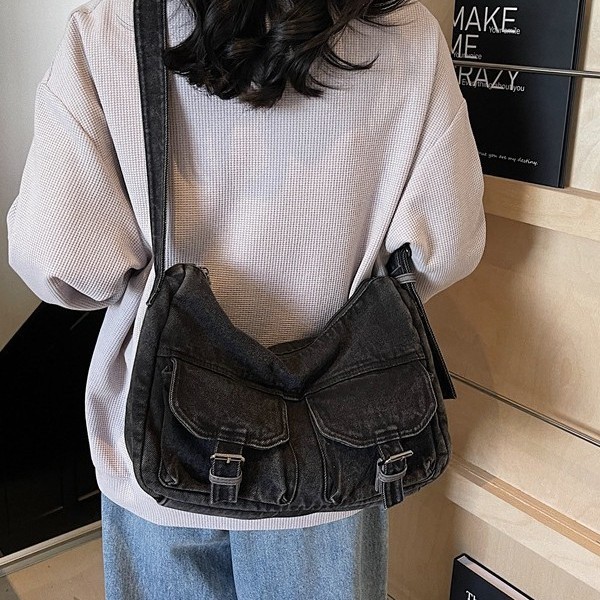 A niche design, high-end retro motorcycle messenger bag for women, 2025 new style, sweet, cool and stylish single-shoulder bag, commuter crossbody bag full figure