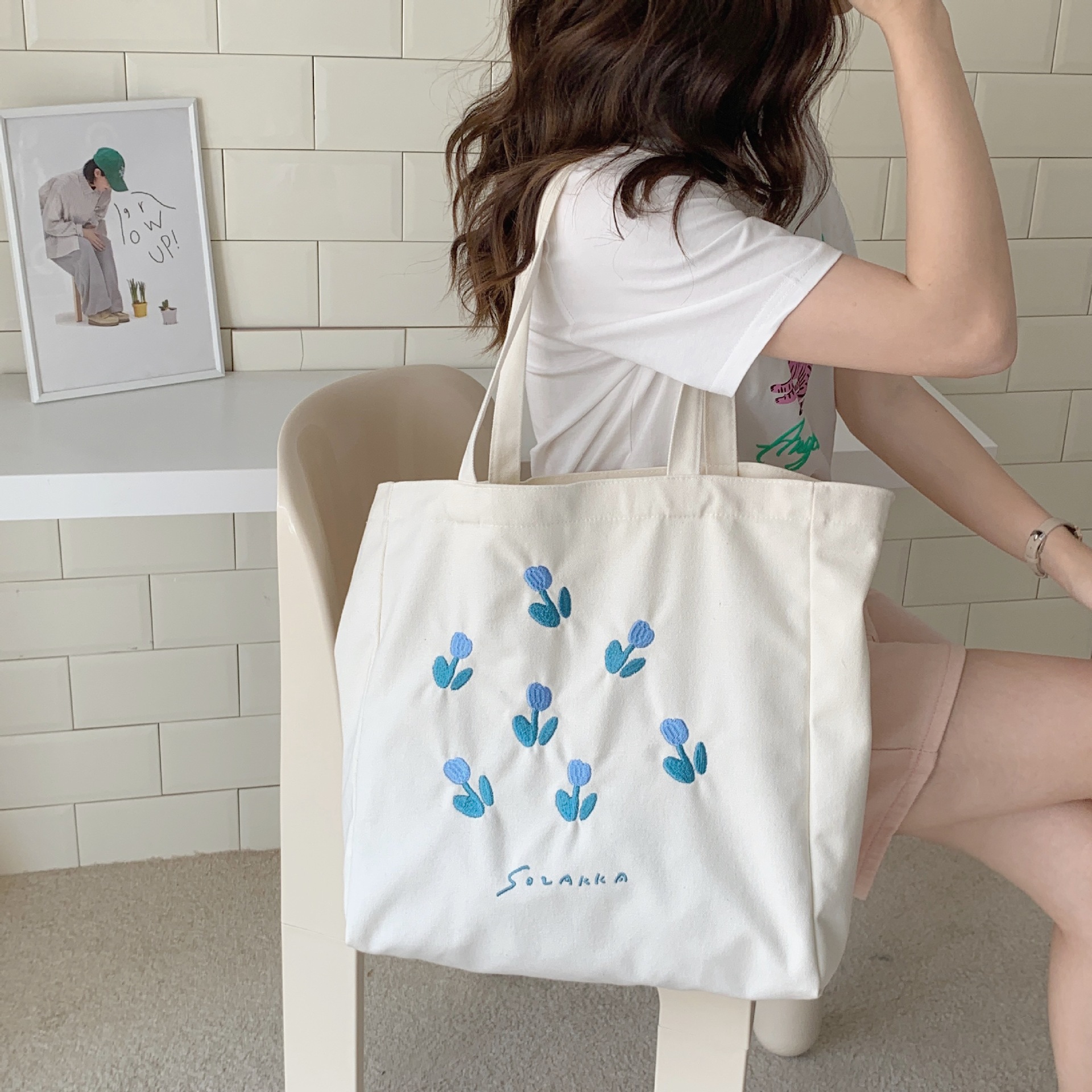 2581 Cute color-blocked tulip single-shoulder canvas bag, simple and fresh student tote bag for class Item Picture