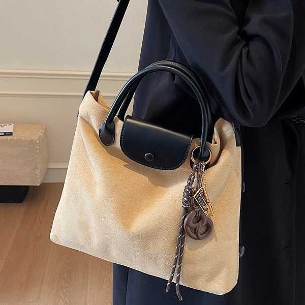 Suede handbag for women, 2024 new autumn and winter Maillard retro single-shoulder bag, large-capacity tote bag, crossbody Application Scenario