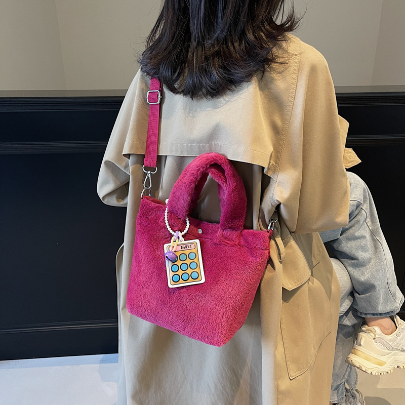 This is a new 2024 autumn and winter versatile crossbody bag for women, featuring a high-end feel and a large capacity tote bag with a fluffy texture full figure