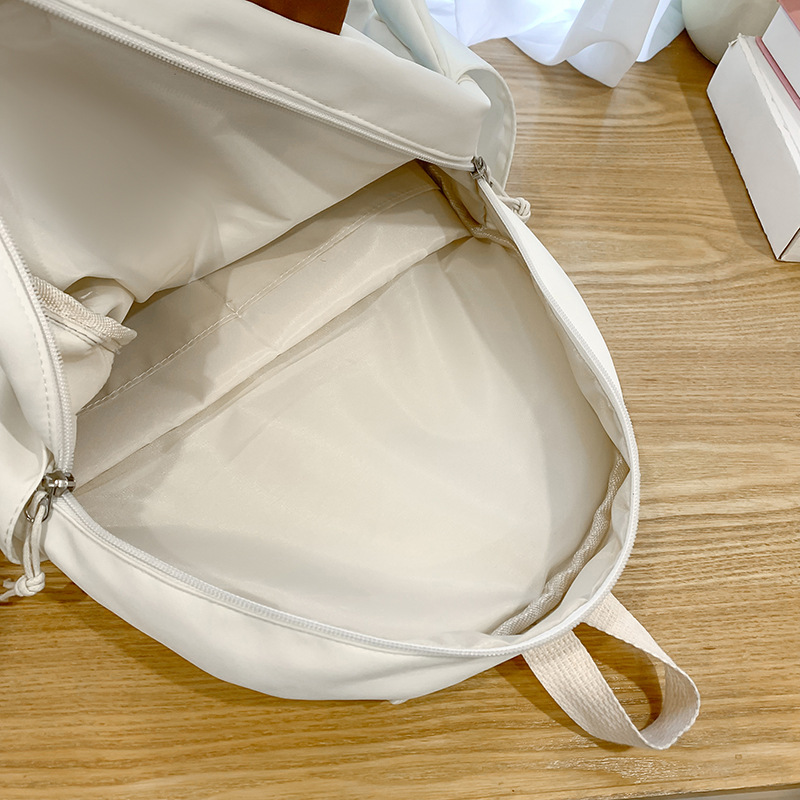 A fresh, unique and funny backpack for a girl with a color-blocking cartoon and cute girl. It's a backpack for traveling and outings Application Scenario