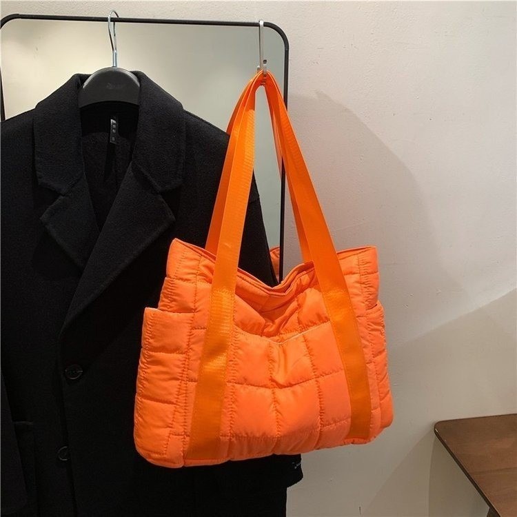 A new Korean-style trendy cotton-padded jacket bag for women's autumn and winter, a large-capacity single-shoulder bag for commuting, and a niche yet simple handbag details Picture