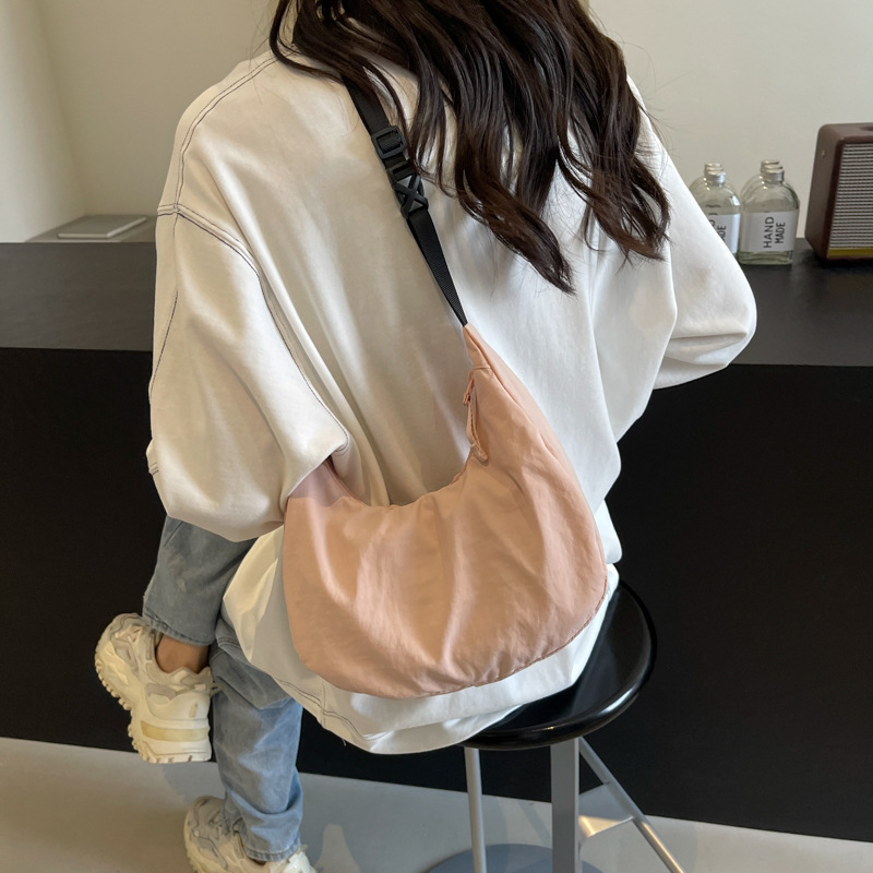 Korean-style light and casual dumpling bag for women, solid color simple crescent moon handbag, artistic single-shoulder crossbody bag for commuting Application Scenario