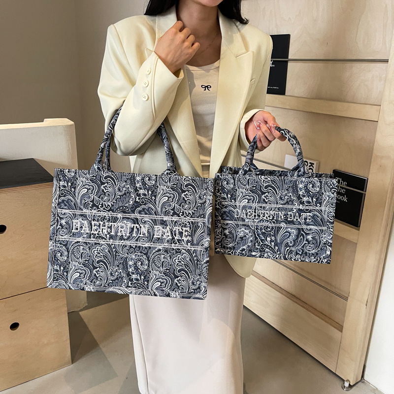 Cross-border trend embroidered tote bag for women 2025 New style, fashionable, casual, versatile, large-capacity underarm bag, commuter women's bag full figure