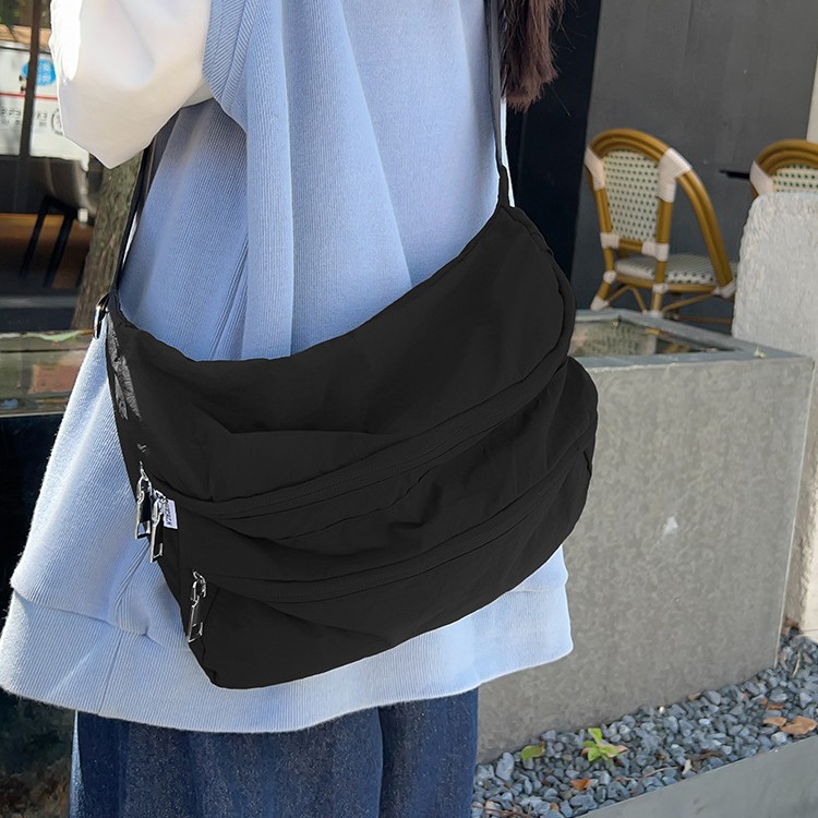 Lightweight single-shoulder crossbody bag, waterproof, large-capacity, school-style, unisex, fashionable and versatile, laid-back style bag details Picture