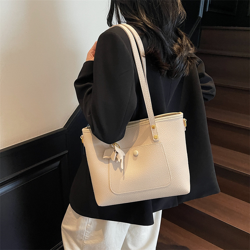 High-end, fashionable, large-capacity tote bag for women 2025 new style, simple solid color, versatile commuting single-shoulder crossbody bag details Picture