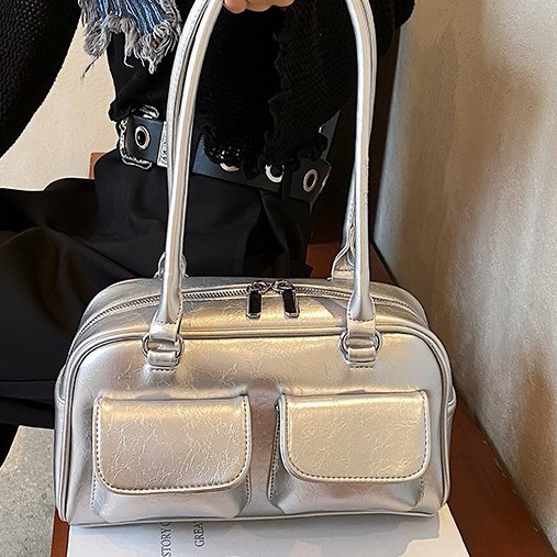 A high-end, stylish and niche silver bag for women, a new 2024 summer versatile large-capacity single-shoulder and underarm small square bag Application Scenario